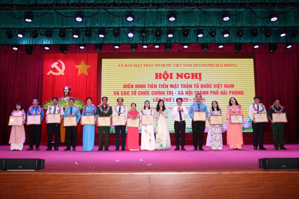 Hải Phòng biểu dương, khen thưởng 210 tập thể, cá nhân điển hình tiên tiến MTTQ, lan tỏa phong trào thi đua yêu nước, phát huy sức mạnh đại đoàn kết. Hải Phòng biểu dương, khen thưởng 210 tập thể, cá nhân điển hình tiên tiến MTTQ, lan tỏa phong trào thi đua yêu nước, phát huy sức mạnh đại đoàn kết.