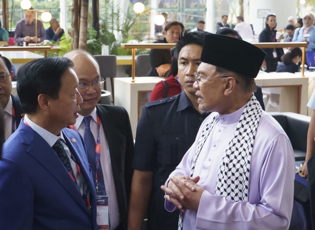 Phó Thủ tướng Trần Hồng Hà trao đổi với Thủ tướng Malaysia Anwar Ibrahim tại Phiên khai mạc toàn thể Hội nghị Halal toàn cầu (GHAS 2025), sáng 19/9 - Ảnh: VGP/XT Phó Thủ tướng Trần Hồng Hà trao đổi với Thủ tướng Malaysia Anwar Ibrahim tại Phiên khai mạc toàn thể Hội nghị Halal toàn cầu (GHAS 2025), sáng 19/9 - Ảnh: VGP/XT