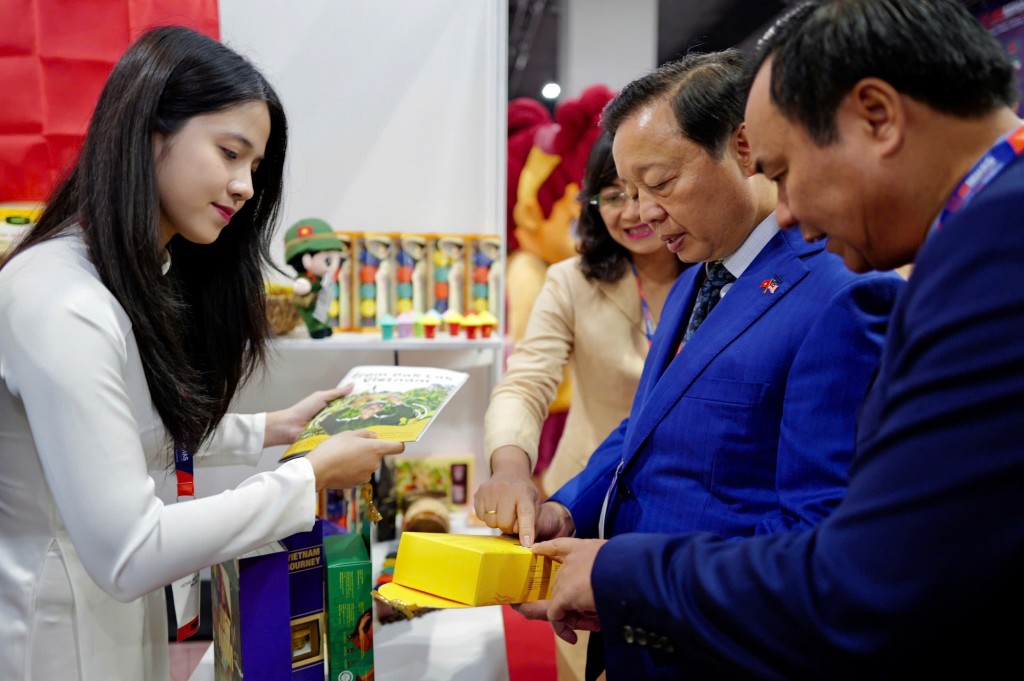 Phó Thủ tướng thăm gian hàng của doanh nghiệp Việt Nam dự Triển lãm Halal quốc tế Malaysia năm 2025 (MIHAS 2025) - Ảnh: VGP/XT Phó Thủ tướng thăm gian hàng của doanh nghiệp Việt Nam dự Triển lãm Halal quốc tế Malaysia năm 2025 (MIHAS 2025) - Ảnh: VGP/XT