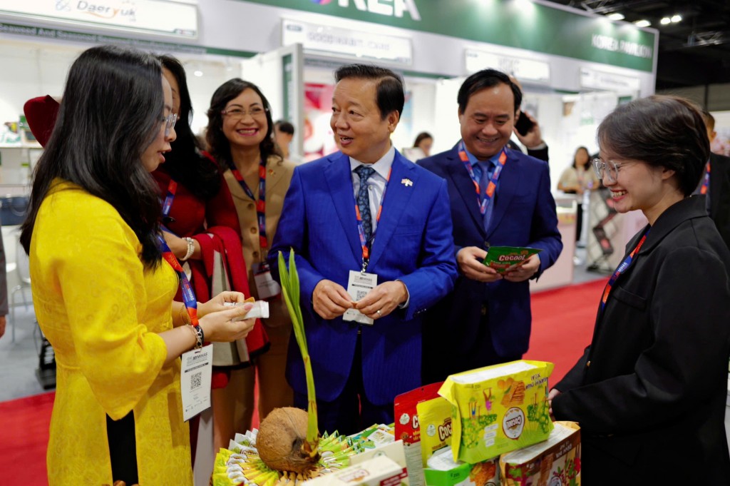 Phó Thủ tướng Trần Hồng Hà đã thăm các gian hàng của doanh nghiệp Việt Nam tham gia Triển lãm MIHAS 2025 - Ảnh: VGP/XT Phó Thủ tướng Trần Hồng Hà đã thăm các gian hàng của doanh nghiệp Việt Nam tham gia Triển lãm MIHAS 2025 - Ảnh: VGP/XT