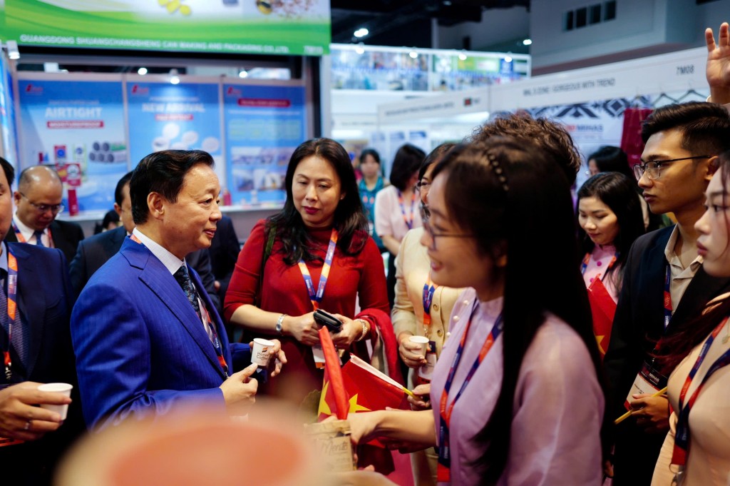 Gần 30 doanh nghiệp Việt Nam trong các lĩnh vực hàng tiêu dùng, nông sản, thực phẩm chế biến, thủ công mỹ nghệ, hóa mỹ phẩm, thời trang, đã tham gia triển lãm. Gần 30 doanh nghiệp Việt Nam trong các lĩnh vực hàng tiêu dùng, nông sản, thực phẩm chế biến, thủ công mỹ nghệ, hóa mỹ phẩm, thời trang, đã tham gia triển lãm.