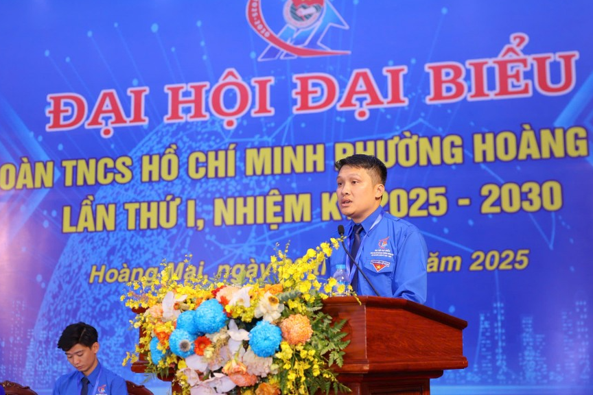 Phó Chủ tịch Ủy ban Mặt trận Tổ quốc (MTTQ) phường, Bí thư Đoàn phường Hoàng Mai Cao Viết Sinh phát biểu khai mạc Đại hội