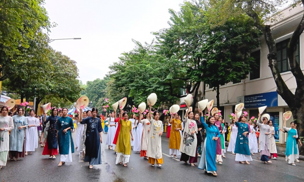 Người Hà Nội luôn giữ gìn, phát huy truyền thống tốt đẹp trong văn hóa ứng xử của mình (Ảnh minh họa)