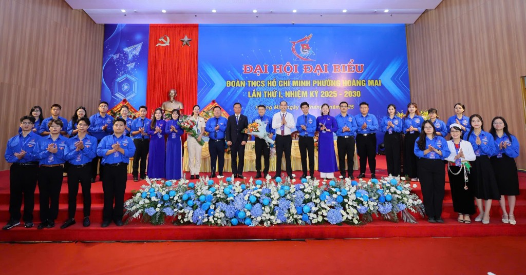 Các vị đại biểu tặng hoa chúc mừng Ban Chấp hành Đoàn phường Hoàng Mai 