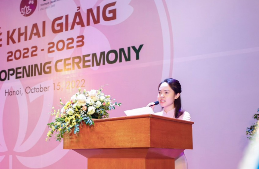 Hà đại diện tân sinh viên phát biểu (bằng tiếng nhật) tại lễ khai giảng VJU năm 2022 