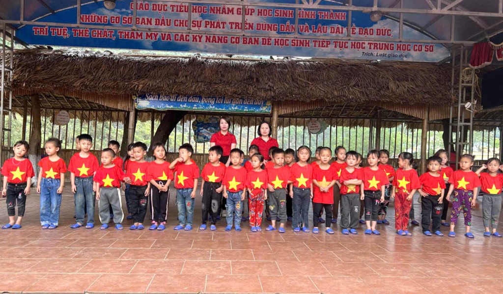 Chị Mến cùng đồng nghiệp và học sinh