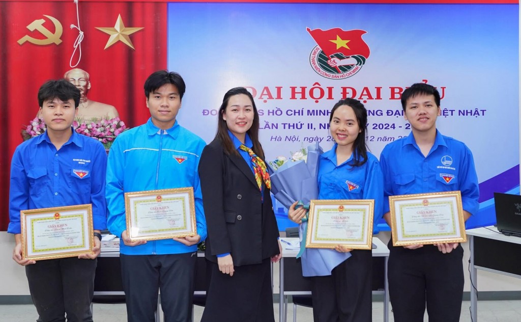 Hà tích cực tham gia hoạt động Đoàn - Hội