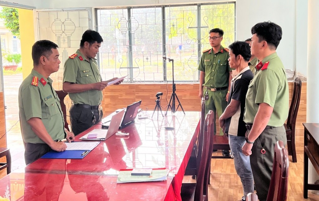 Cơ quan An ninh điều tra Công an tỉnh An Giang tống đạt Quyết định khởi tố bị can, Lệnh bắt bị can để tạm giam đối với Trần Văn Mỹ (ảnh: CACC)