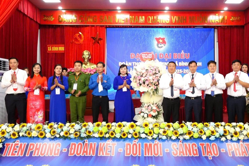 Lãnh đạo xã Bình Minh tặng hoa chúc mừng Đại hội 