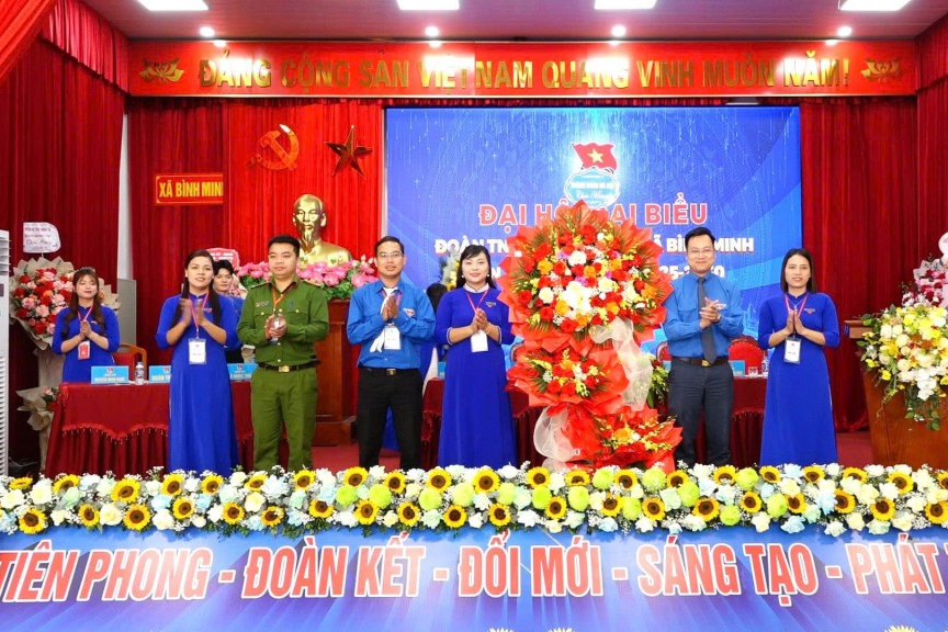 Phó Bí thư Thành đoàn Hà Nội Trần Quang Hưng tặng hoa chúc mừng Đại hội
