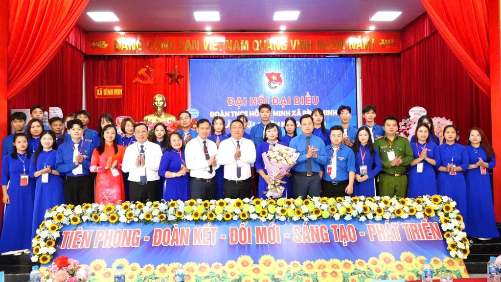 Các vị đại biểu tặng hoa chúc mừng Ban Chấp hành Đoàn xã Bình Minh nhiệm kỳ 2025 - 2030