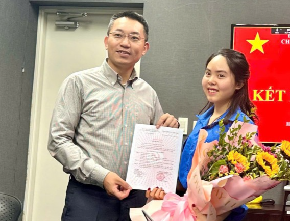 Cô gái vinh dự được kết nạp Đảng trong nhà trường