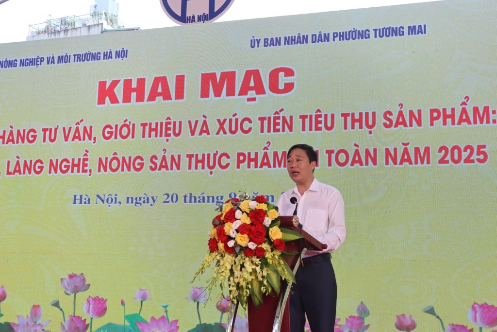 Phó Chánh Văn phòng chuyên trách Văn phòng Điều phối Chương trình xây dựng nông thôn mới Hà Nội Ngọ Văn Ngôn phát biểu khai mạc sự kiện. Ảnh: Minh Phú