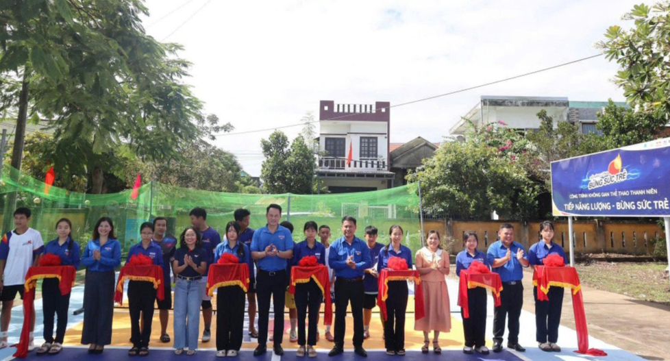Các đại biểu thực hiện lễ khánh thành