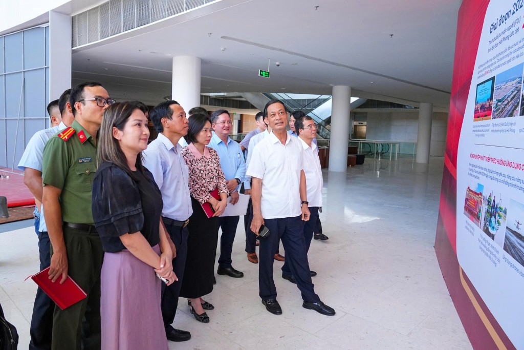 Phó Bí thư Thường trực Thành ủy Đỗ Mạnh Hiến đi kiểm tra các hạng mục trọng yếu tại khu vực tổ chức Đại hội đại biểu Đảng bộ thành phố lần thứ I Phó Bí thư Thường trực Thành ủy Đỗ Mạnh Hiến đi kiểm tra các hạng mục trọng yếu tại khu vực tổ chức Đại hội đại biểu Đảng bộ thành phố lần thứ I