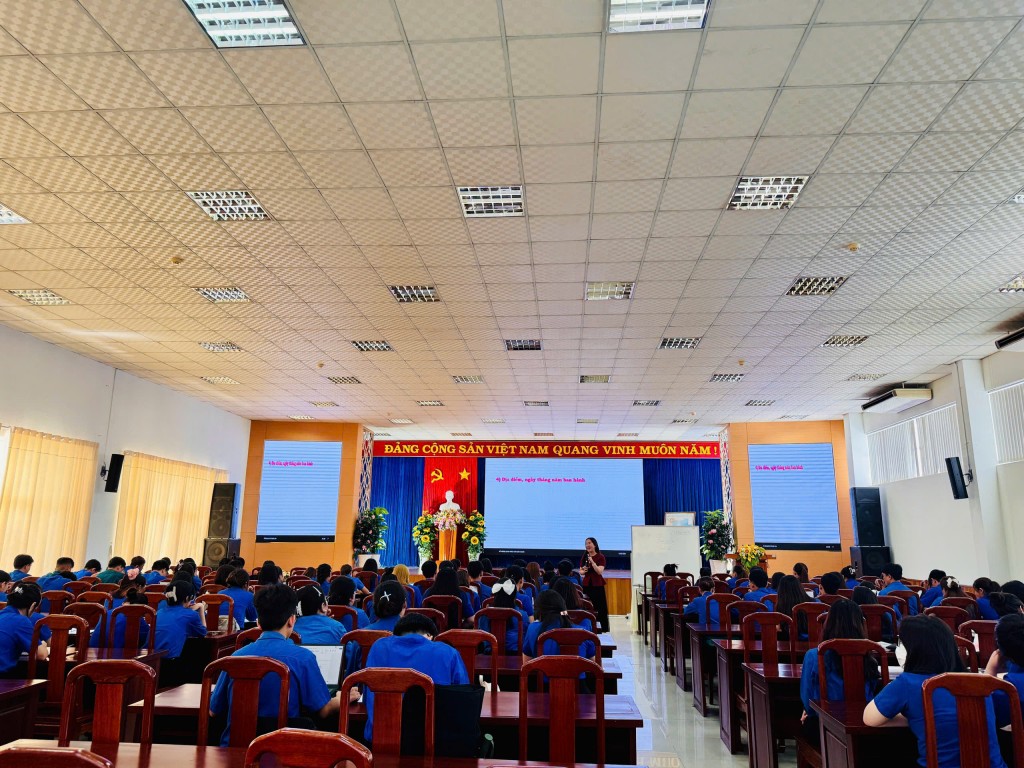 Trang bị kỹ năng soạn thảo văn bản cho cán bộ Đoàn Trang bị kỹ năng soạn thảo văn bản cho cán bộ Đoàn