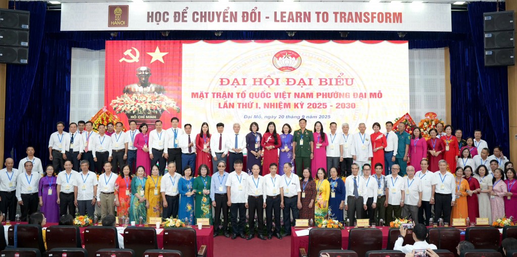 Các đồng chí lãnh đạo tặng hoa chúc mừng 69 Ủy viên Ủy ban MTTQ Việt Nam phường Đại Mỗ khóa I, nhiệm kỳ 2025-2030