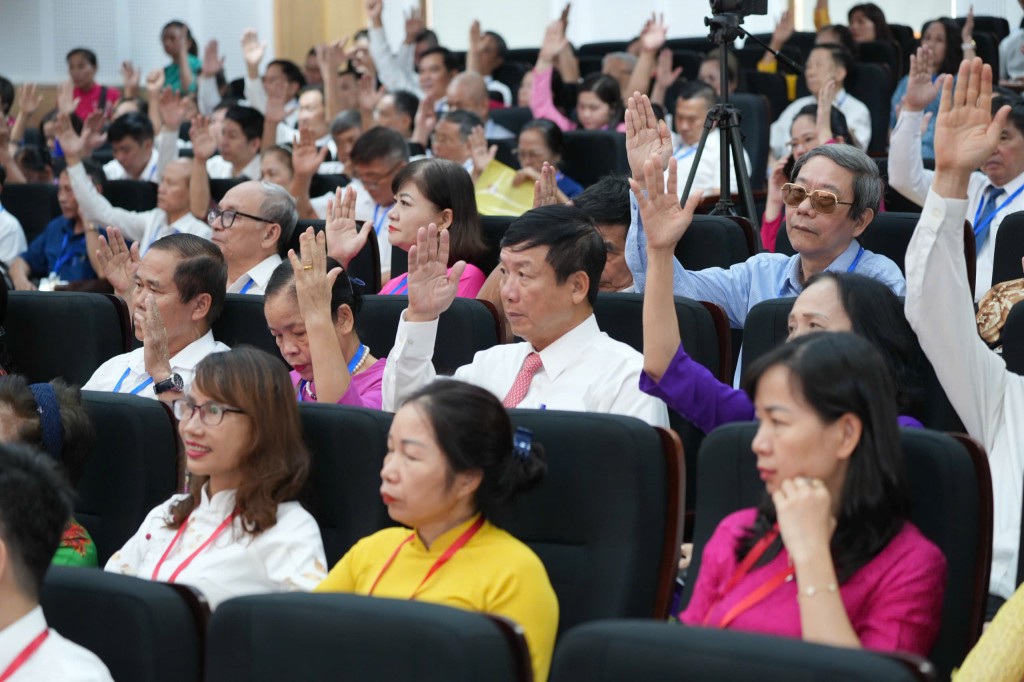 Đại biểu dự Đại hội biểu quyết