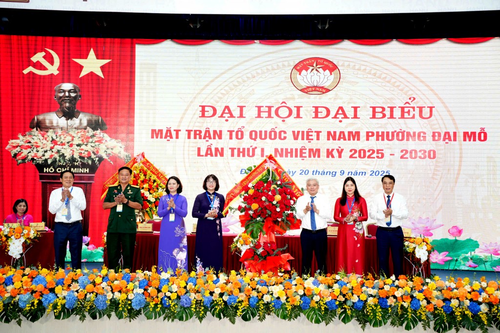 Các đồng chí lãnh đạo Đảng uỷ, HĐND, UBND tặng hoa chúc mừng đại hội