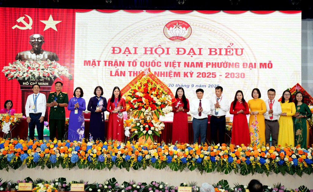 Lãnh đạo Uỷ ban MTTQ Việt Nam TP Hà Nội tặng hoa chúc mừng Đại hội