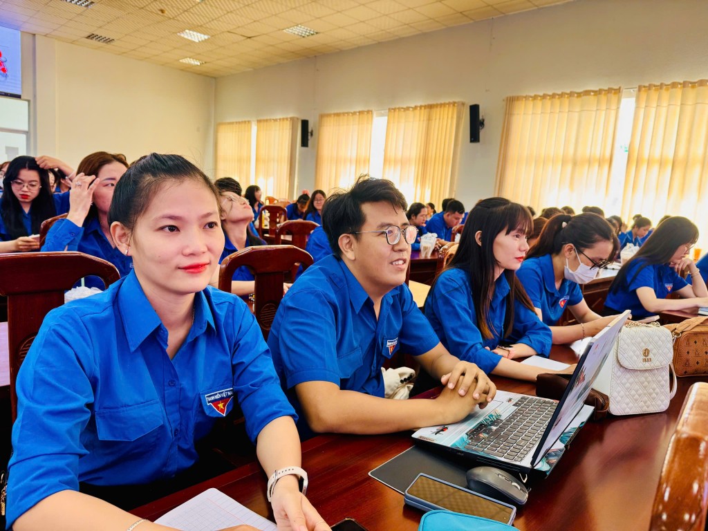 Trang bị kỹ năng soạn thảo văn bản cho cán bộ Đoàn Trang bị kỹ năng soạn thảo văn bản cho cán bộ Đoàn