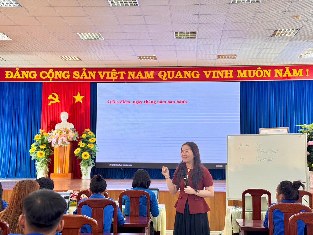 Trang bị kỹ năng soạn thảo văn bản cho cán bộ Đoàn Trang bị kỹ năng soạn thảo văn bản cho cán bộ Đoàn