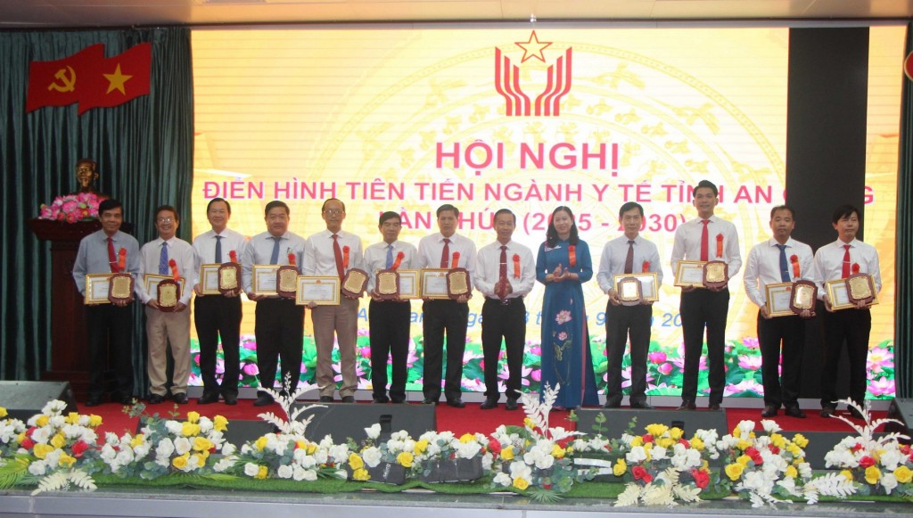 Trao khen thưởng các cá nhân đạt thành tích xuất sắc, tiêu biểu trong phong trào thi đua yêu nước