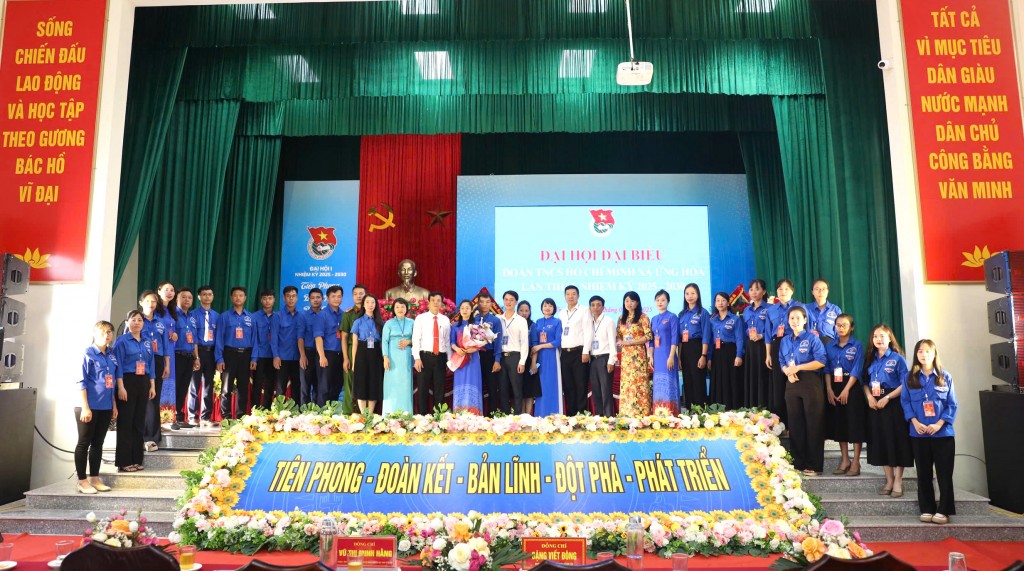 Ban Chấp hành Đoàn xã khoá mới ra mắt Đại hội
