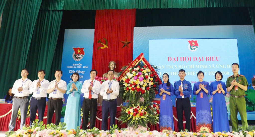 Các đồng chí lãnh đạo xã tặng hoa chúc mừng tuổi trẻ địa phương