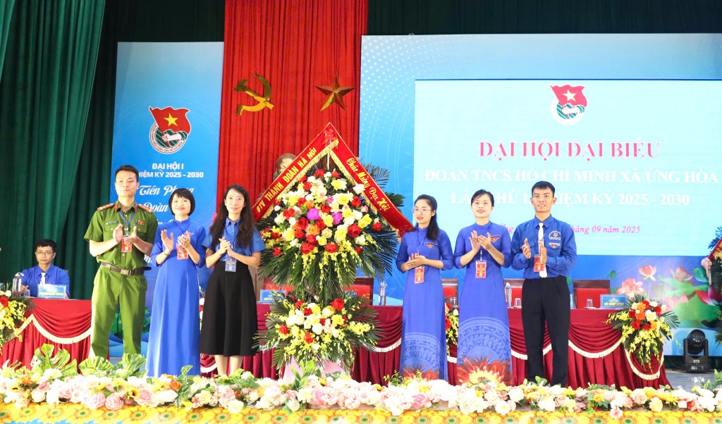 tặng hoa chúc mừng Đại hội
