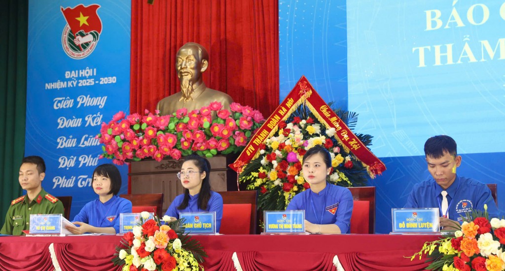 Đoàn Chủ tịch Đại hội