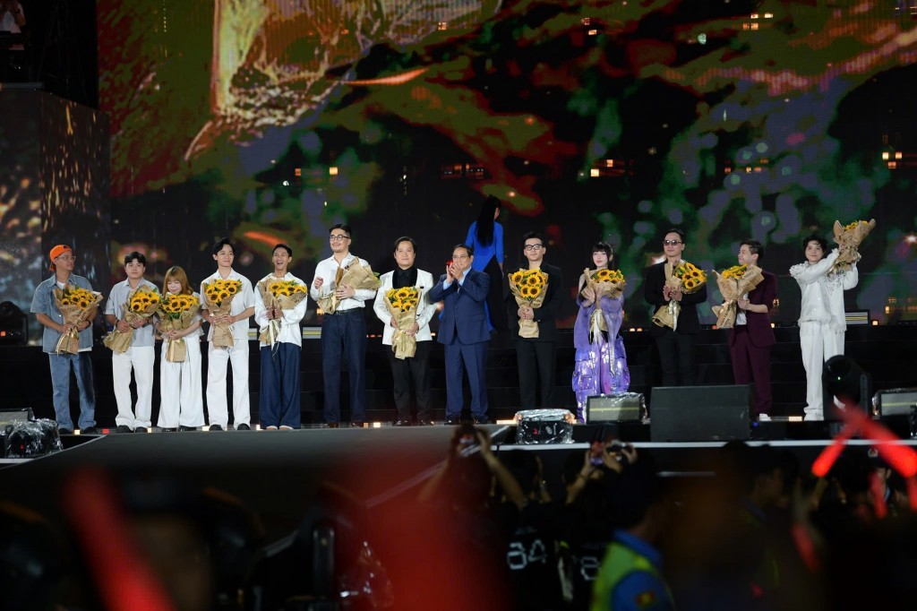 Thủ tướng và các nghệ sĩ - Ảnh: VTV