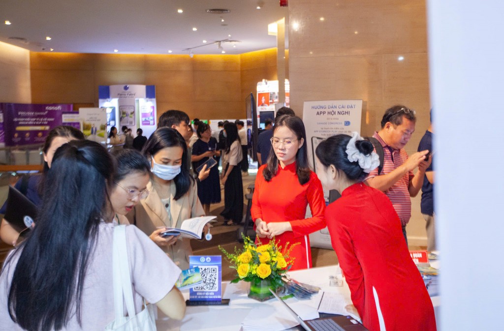 Điểm mới năm nay là các phiên tranh biện, thảo luận lâm sàng theo mô hình “cafe network”