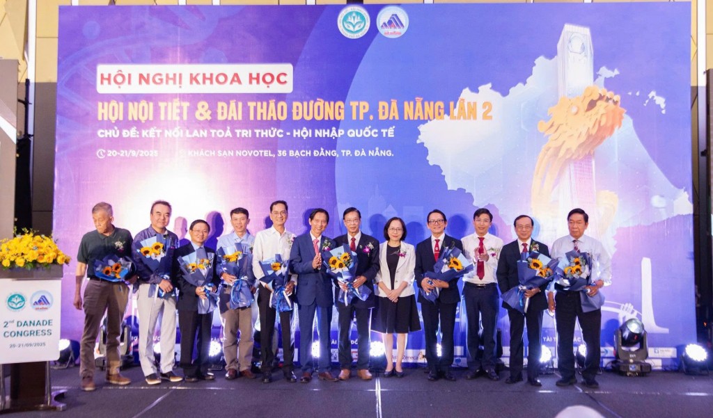 Ban Tổ chức tặng hoa các giáo sư, bác sĩ, chuyên gia đầu ngành tham gia hội nghị