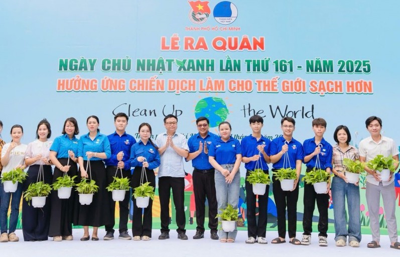 Ra quân “Ngày Chủ nhật xanh” và phong trào “Thành phố muôn sắc hoa"