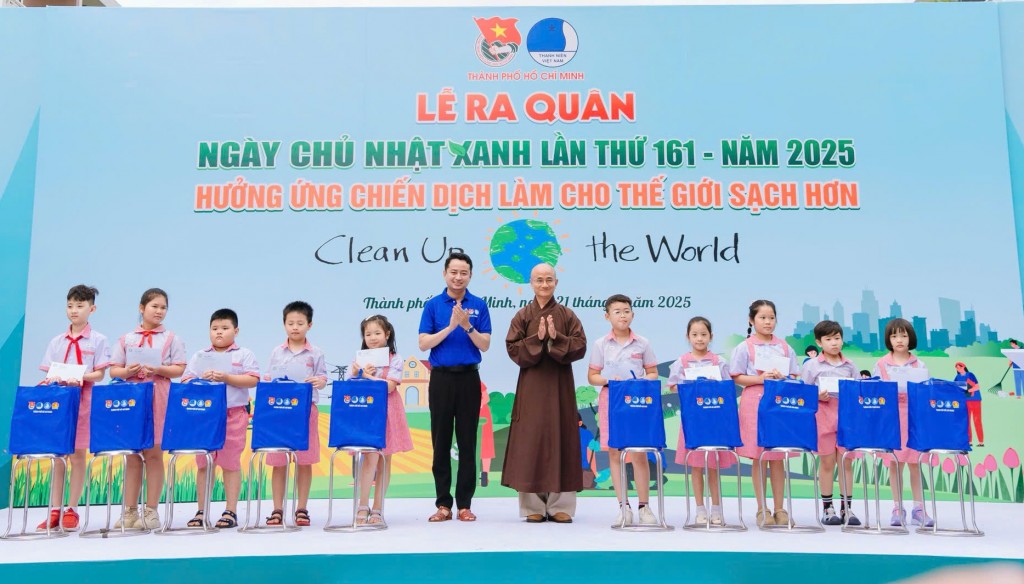 Trong khuôn khổ chương trình ra quân hôm nay, Ban Thư ký Hội LHTN Việt Nam Thành phố và Ban Trị sự Giáo hội Phật giáo Việt Nam Thành phố dành tặng 20 suất học bổng, mỗi suất học bổng bao gồm 01 triệu đồng tiền mặt, tập vở và bút bi. 