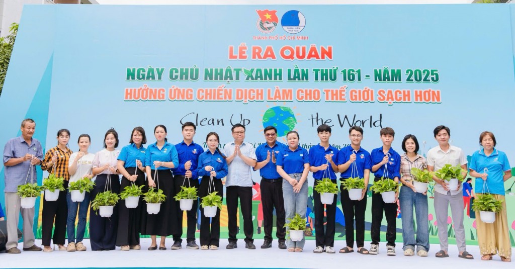 Chương trình cũng trao tặng cây xanh cho các hộ gia đình trên địa bàn xã Nhà Bè