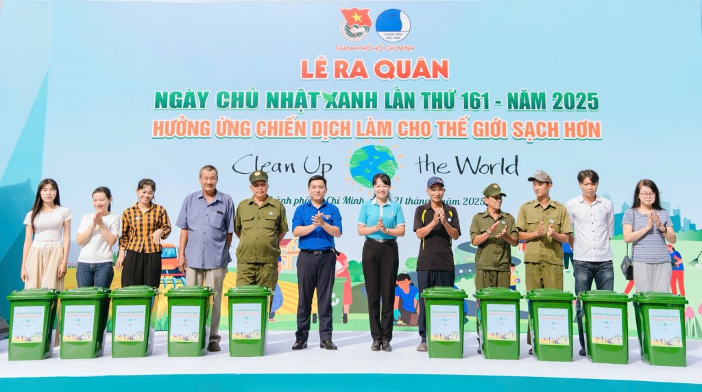 Trao tặng thùng rác cho địa phương