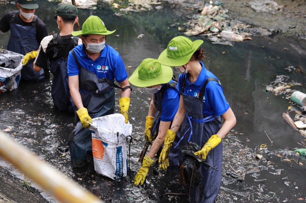 Ra quân “Ngày Chủ nhật xanh” và phong trào “Thành phố muôn sắc hoa