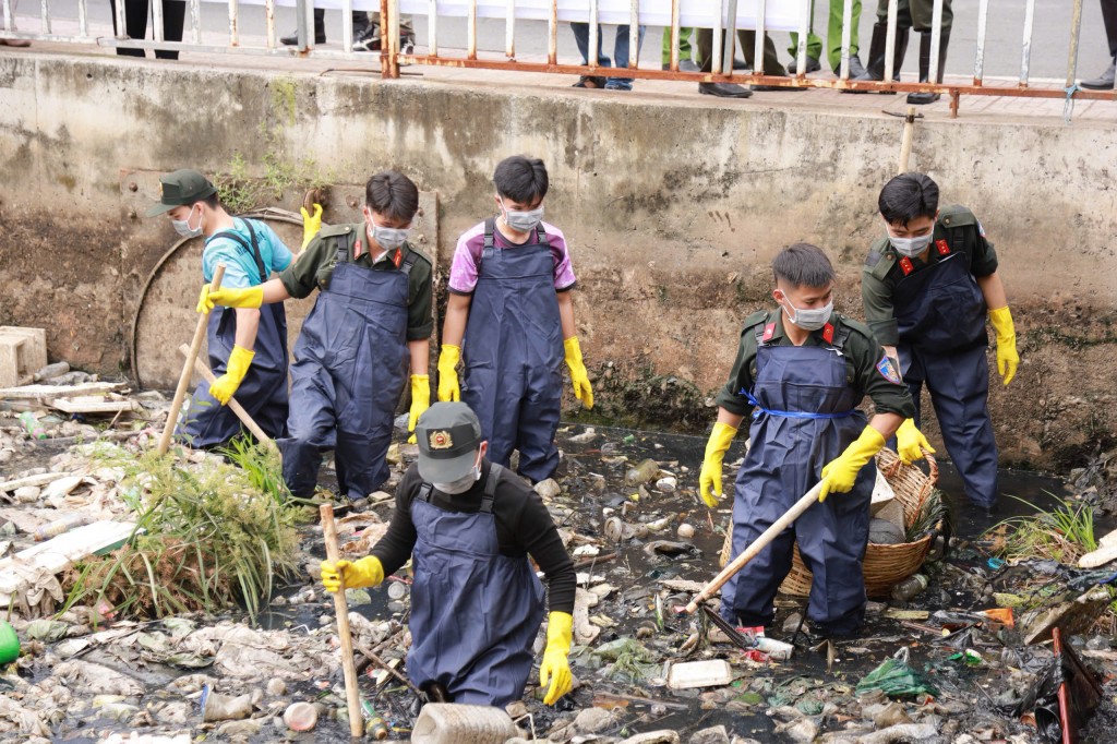 Ra quân “Ngày Chủ nhật xanh” và phong trào “Thành phố muôn sắc hoa