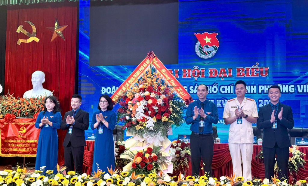 đồng chí Nguyễn Tiến Hưng, Phó Chủ tịch Ủy ban MTTQ Việt Nam thành phố Hà Nội, Bí thư Thành đoàn Hà Nội tặng hoa chúc mừng Đại hội