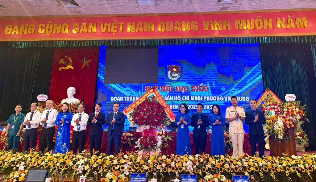 Các vị đại biểu tặng hoa chúc mừng ĐH Đại biểu Đoàn phường Việt Hưng nhiệm kỳ 2025 - 2030