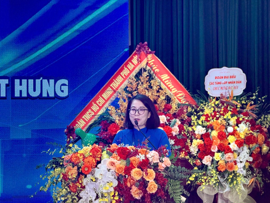 Bí thư Đoàn phường Việt Hưng Nguyễn Thị Ngọc Quý trình bày báo cáo tại ĐH