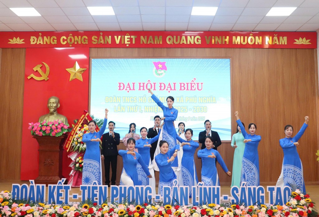 Tiết mục văn nghệ của thanh niên mừng Đại hội Tiết mục văn nghệ của thanh niên mừng Đại hội