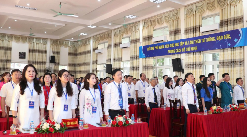 Các đại biểu dự Đại hội thực hiện nghi lễ chào cờ Các đại biểu dự Đại hội thực hiện nghi lễ chào cờ