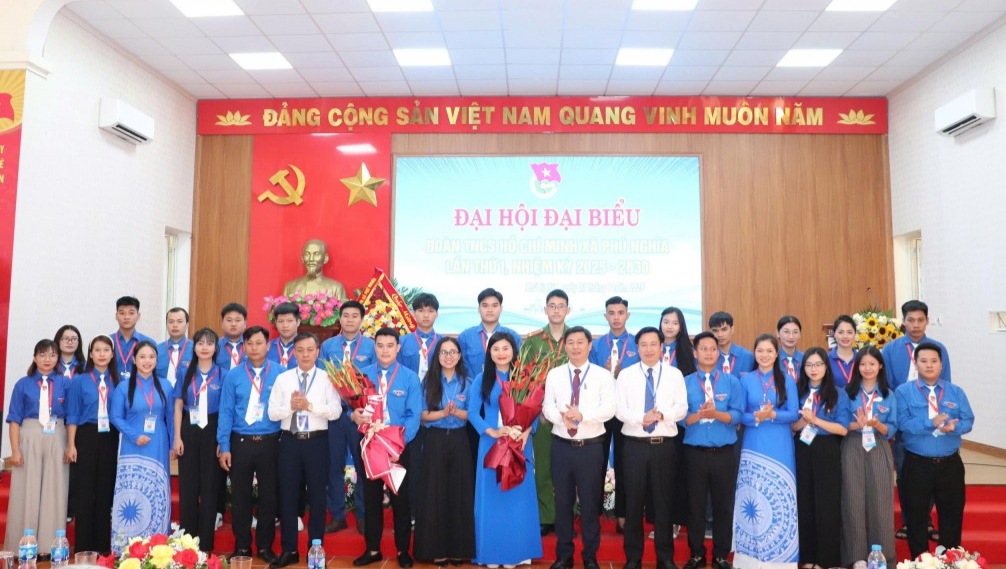 Đại diện Thành đoàn Hà Nội, các đồng chí lãnh đạo xã Phú Nghĩa tặng hoa chúc mừng Ban chấp hành Đoàn TNCS Hồ Chí Minh xã nhiệm kỳ 2025 - 2030 Đại diện Thành đoàn Hà Nội, các đồng chí lãnh đạo xã Phú Nghĩa tặng hoa chúc mừng Ban chấp hành Đoàn TNCS Hồ Chí Minh xã nhiệm kỳ 2025 - 2030