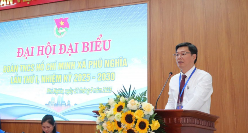 Phó Bí thư Thường trực Đảng ủy xã Phú Nghĩa Nguyễn Hợp Tiến phát biểu Phó Bí thư Thường trực Đảng ủy xã Phú Nghĩa Nguyễn Hợp Tiến phát biểu