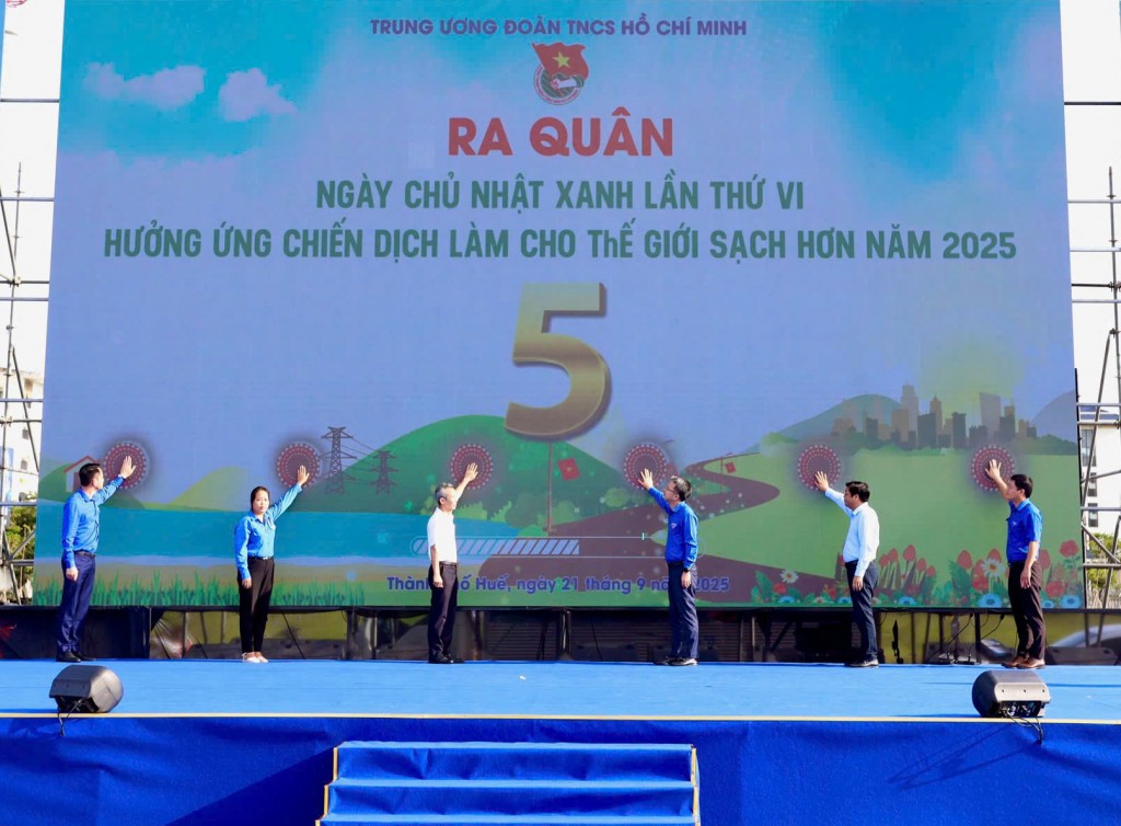 Các vị đại biểu thực hiện nghi lễ ra quân chương trình