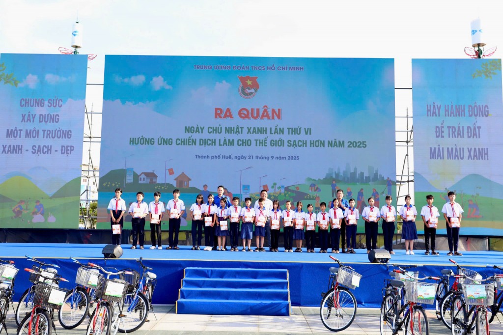 Dịp này, Trung ương Đoàn trao nhiều phần quà tới thanh thiếu nhi TP. Huế