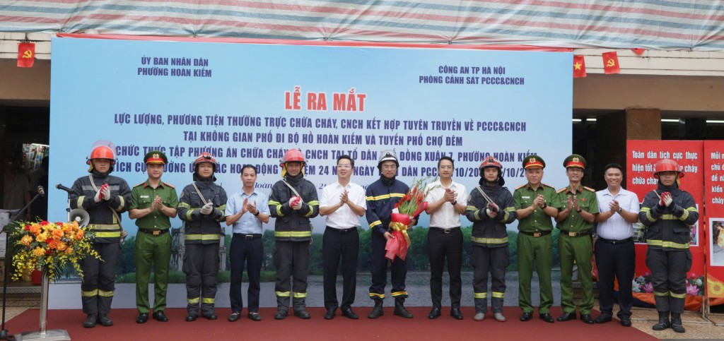 Các đồng chí lãnh đạo Đảng uỷ, HĐND, UBND phường Hoàn Kiếm tặng hoa động viên lực lượng thường trực chữa cháy, CNCH tại không gian phố đi bộ hồ Hoàn Kiếm và tuyến phố chợ đêm